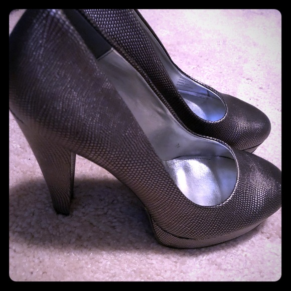 Calvin Klein Women’s Gunmetal Silver Size 7 Pumps - Gently used - 4.5" heel 👠 - Picture 8 of 8
